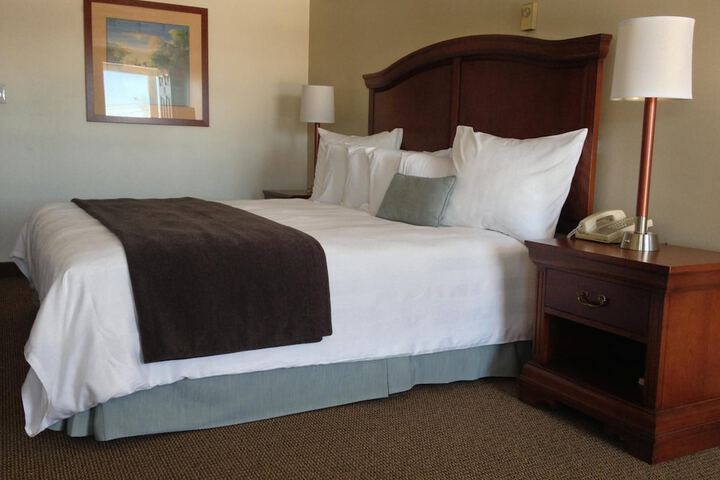 Holiday Hill Inn & Suites