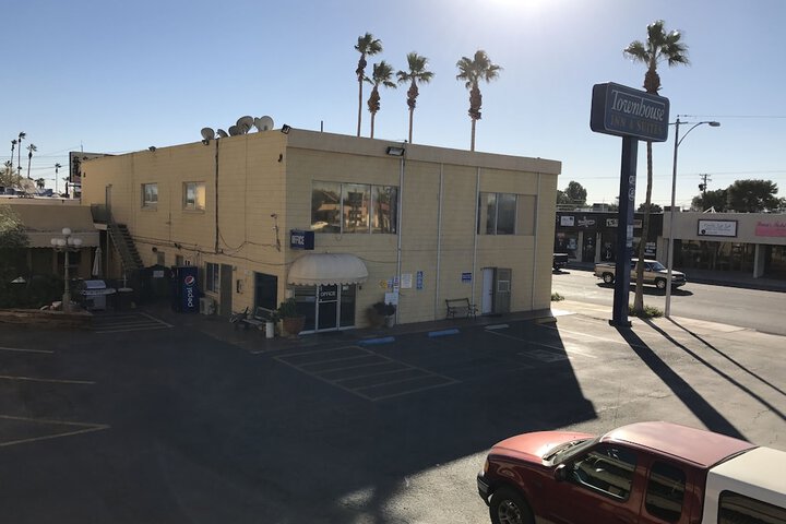 Hotel 4 of 100