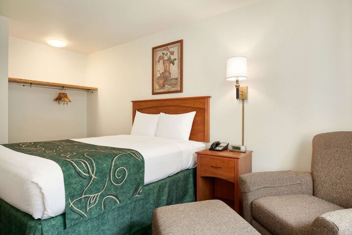 Travelodge by Wyndham Dunsmuir