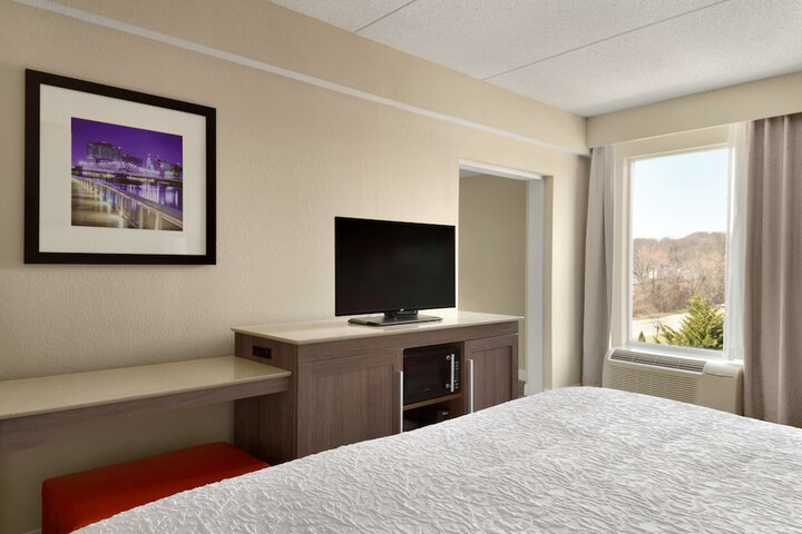 Room 8 of 33