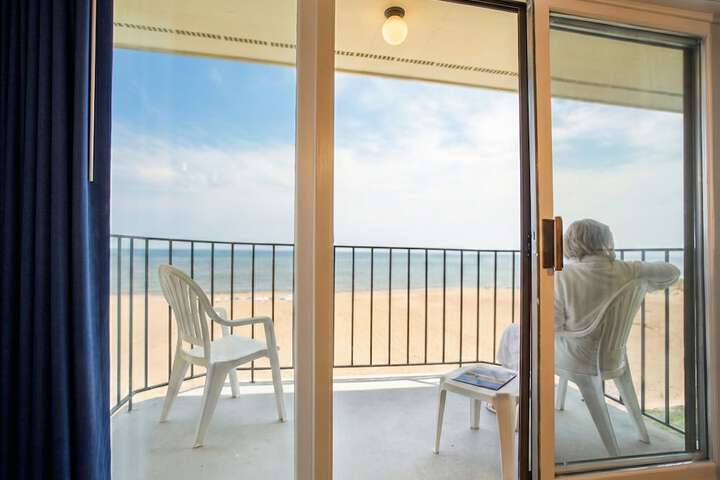 Pointes North Beachfront Hotel – 2 Person Spa Tub Studios