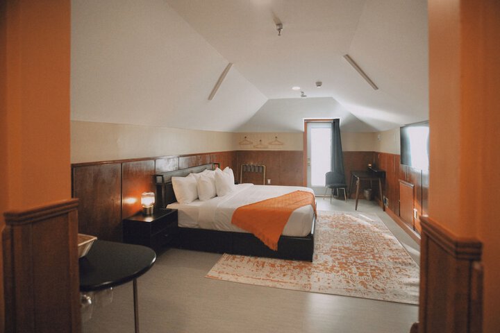 Peninsula Bed & Cocktails