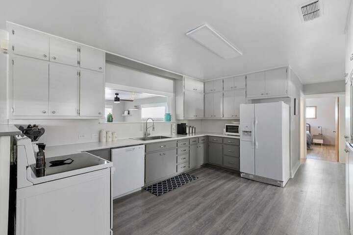 Altes Eckert Stolz 3 Bedroom Home by RedAwning