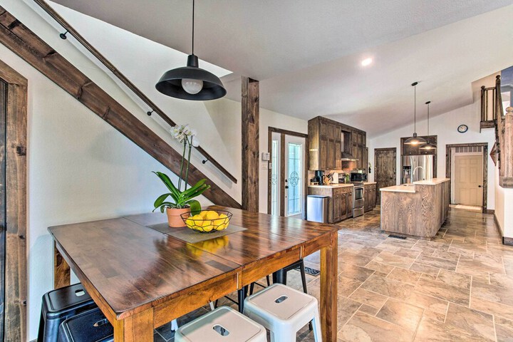 Tool Waterfront Home w / Hot Tub & Fire Pit!