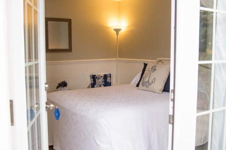 Allen Harbor Breeze Inn & Gardens