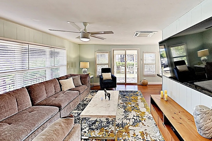 Canal-side W / Private Dock Boats & Bikes 2 Bedroom Duplex