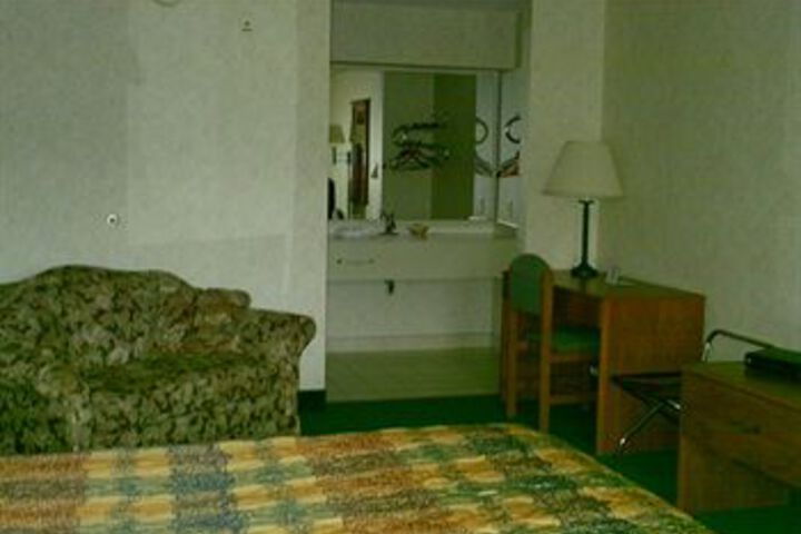Campton Parkway Inn
