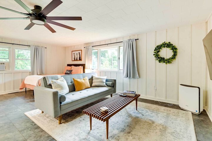 Modern Studio 13 Mi to Saratoga Racetrack!