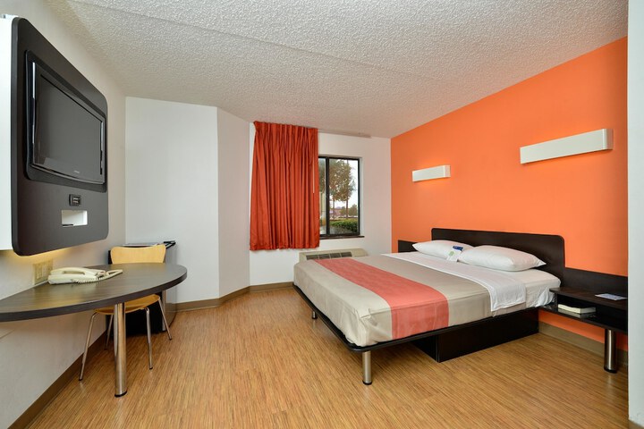 Room 10 of 14