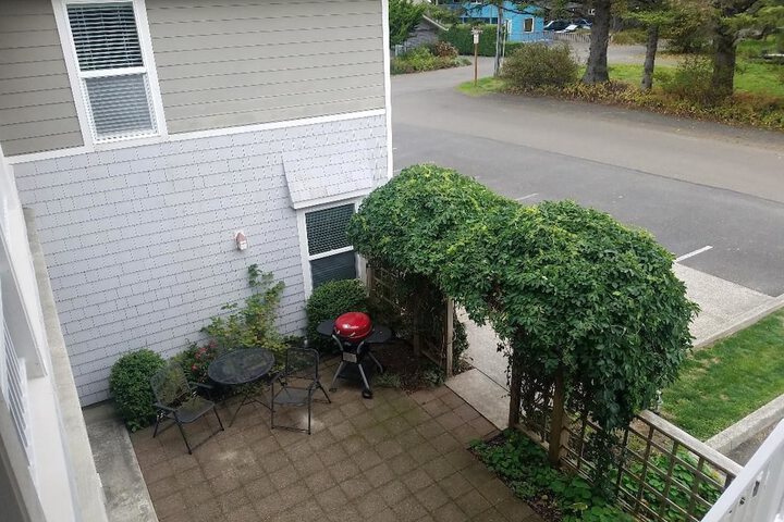 Sea Breeze Court