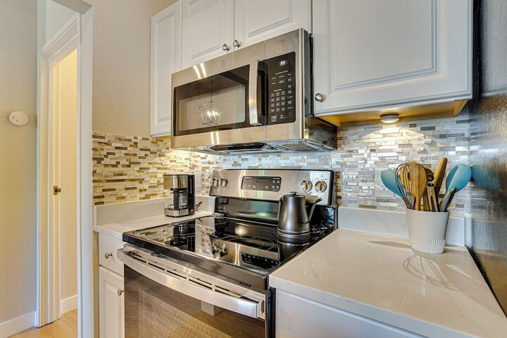 1 Mi to Dtwn: Condo w / Pool Access in Castle Rock