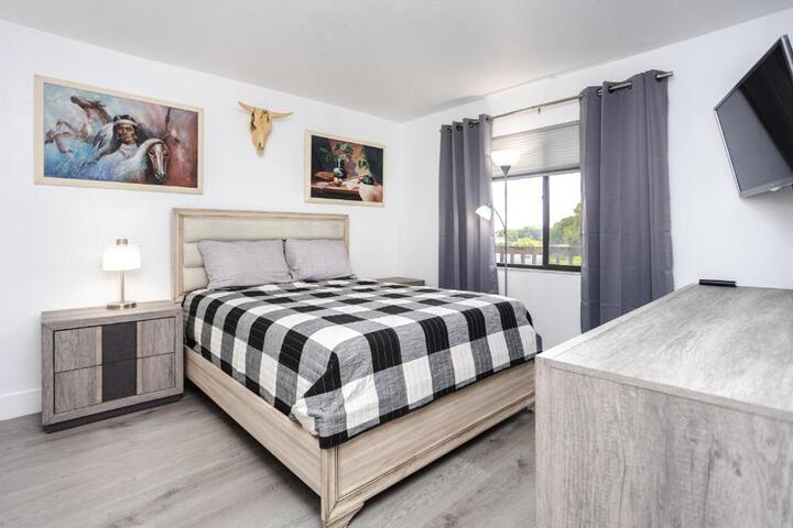 Bass & Sun Condominium 2 / 2 Bedroom