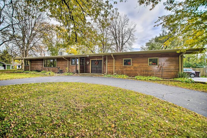 Fenced Yard: Fox River Grove Home Dogs Welcome