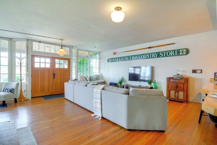 Gig Harbor House w / Private Beach + Views!