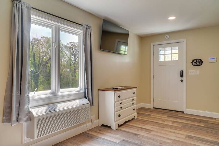 Studio Stay w / Deck in Missouri Wine Country