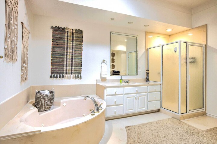 Beautiful Montgomery Home w / Lakefront Deck!