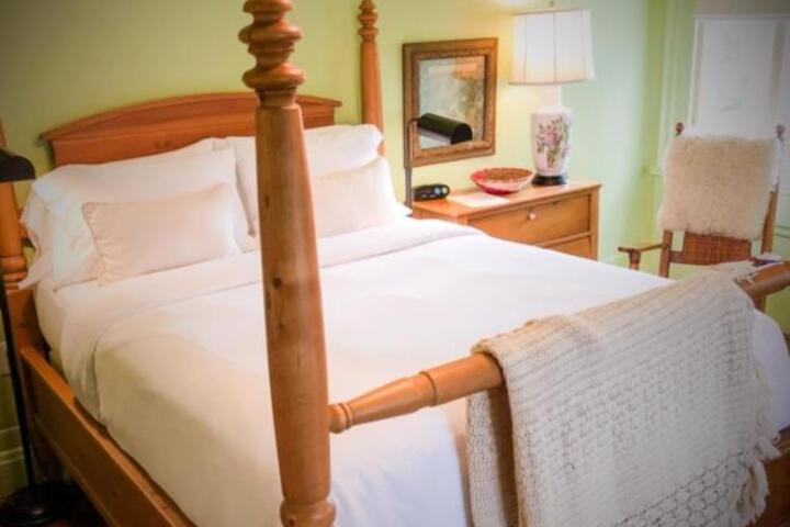 Elmwood 1820 Bed & Breakfast Inn