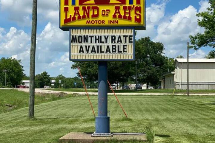 Land of Ahs Motor Inn