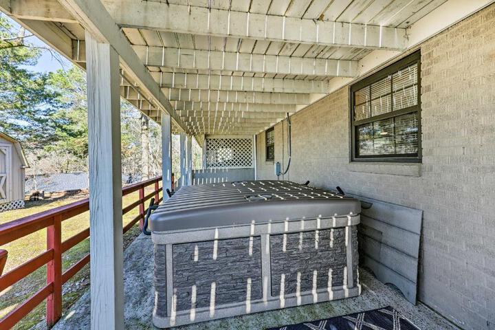 Private Pool: Lakefront Home in Hot Springs!