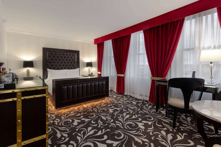 Room 13 of 27