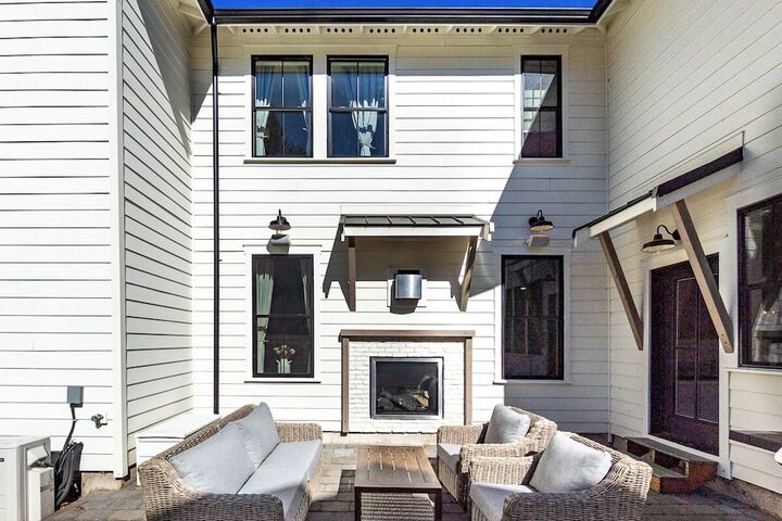 Serene 5BR Farmhouse Retreat Shoreline