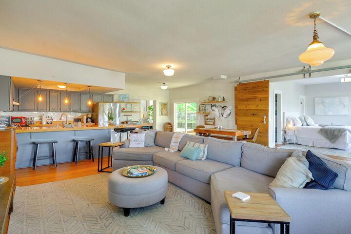 Gig Harbor House w / Private Beach + Views!