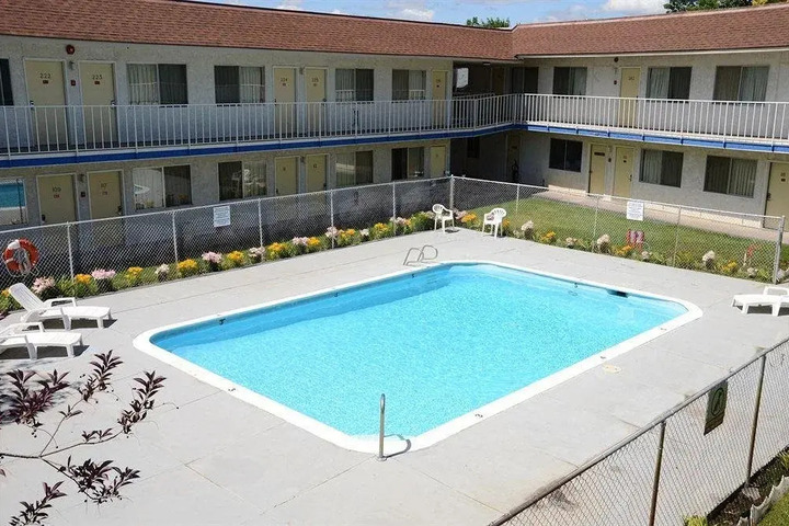 CAPITOL INN & SUITES