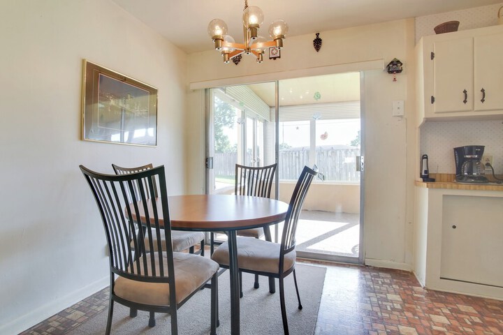 Pets Welcome: Cozy Home w / Pool in Margate!