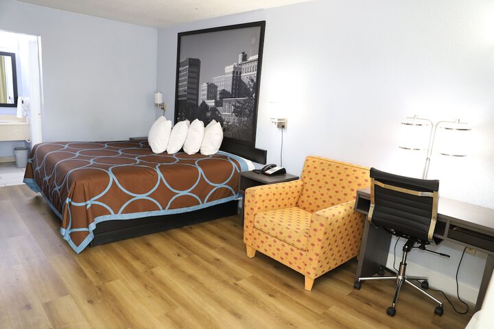 Room 6 of 8