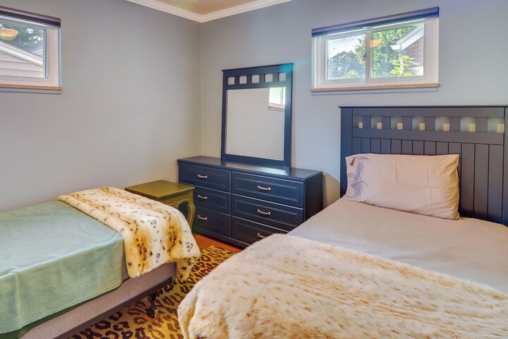 Royal Oak Home: 13 Mi to Downtown Detroit