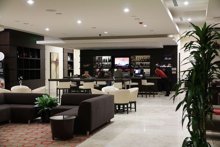 Lounge 45 of 48