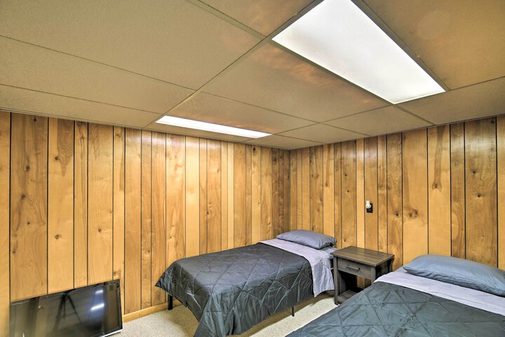Bluefield Retreat w / Pool Table: Near Parks!