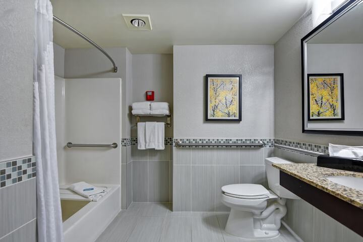 Holiday Inn Express & Suites New Berlin by IHG