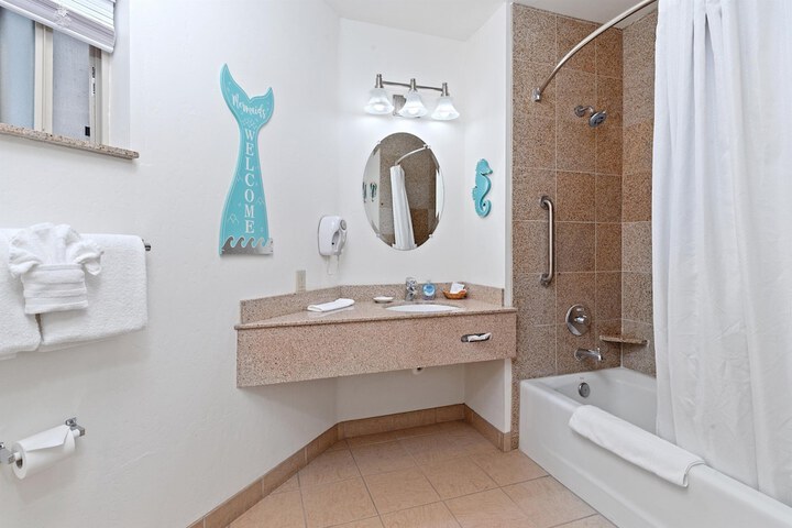 Beach House Inn & Suites