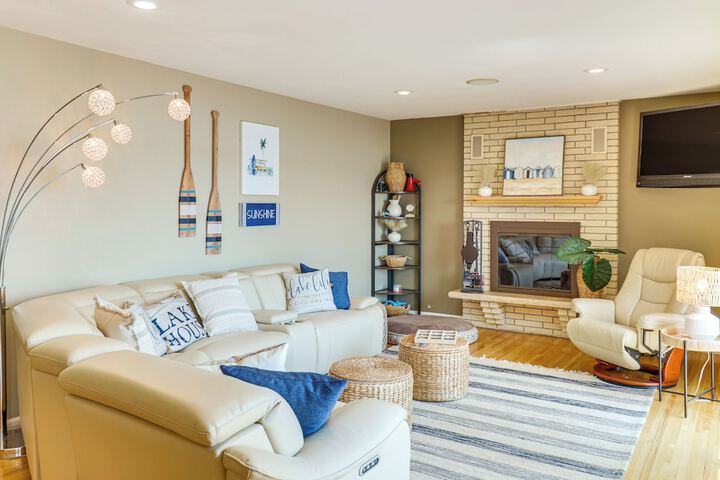 Lakeside Alexandria Retreat w / Deck + Boat Dock!