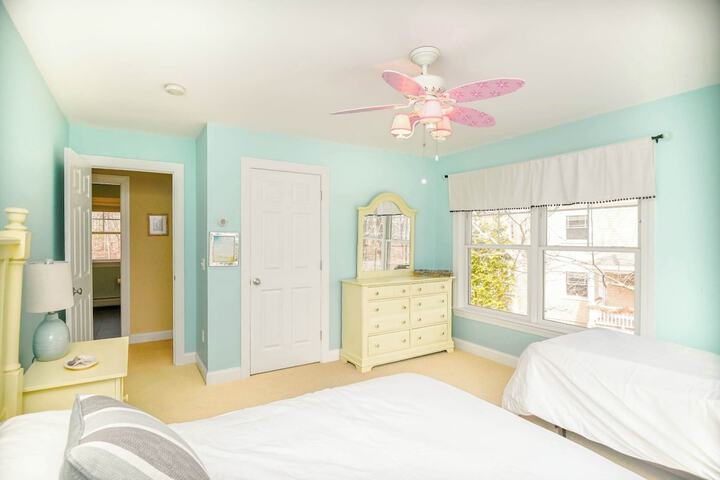 Stunning 5 Bdr Walk to York Harbor Beach!