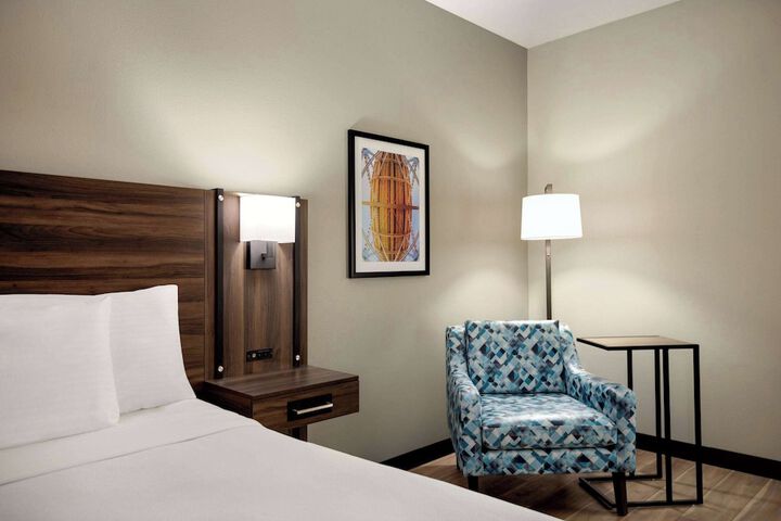 Room 52 of 63
