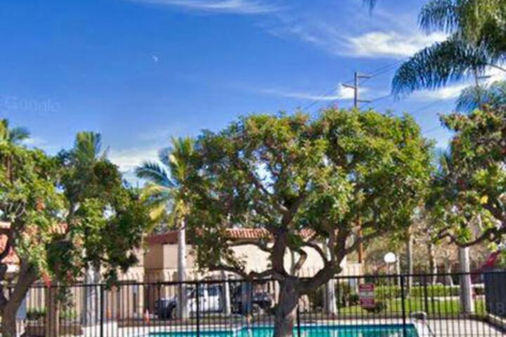 Cali Condo+BBQ+MemoryFoamBeds+12min to Beach