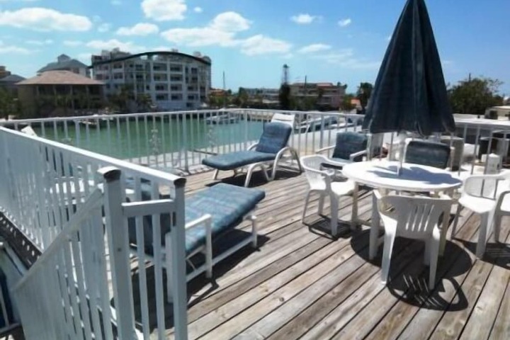Sundeck 76 of 79