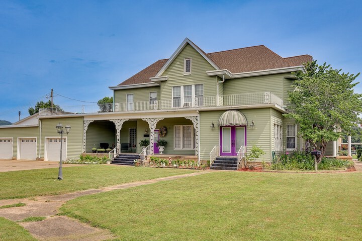 Paris Vacation Rental 15 Mi to Mount Magazine!