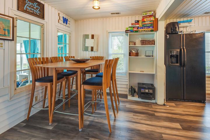 Lakefront Antioch Cottage w / Dock & Gas Grill!
