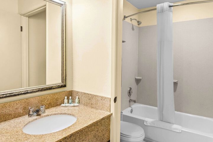 Quality Inn & Suites Vancouver - Hazel Dell
