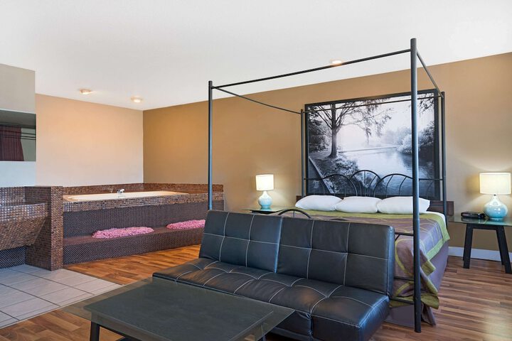 Room 9 of 16