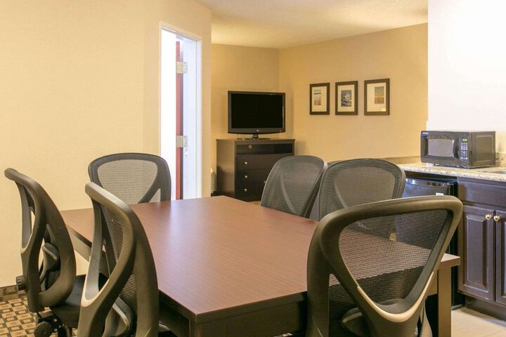 Comfort Suites Benton Harbor - St. Joseph