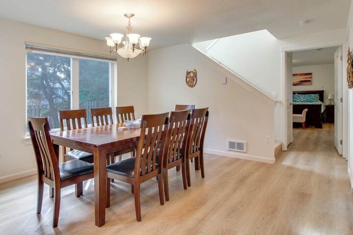 Spacious Bandon Getaway - 2 Blocks to Ocean!