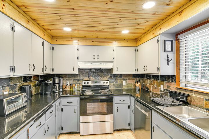 Graeagle Vacation Rental Cabin w / Game Room!