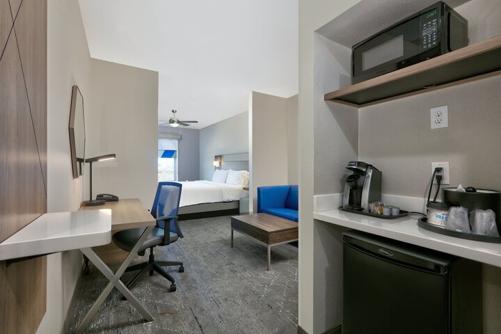 Holiday Inn Express & Suites North Dallas at Preston by IHG