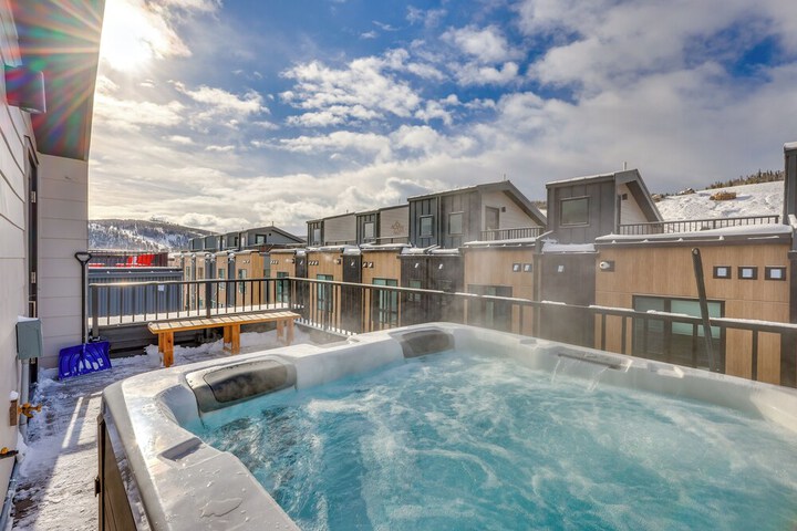 Silverthorne Townhome w / Hot Tub: Walk to Town!