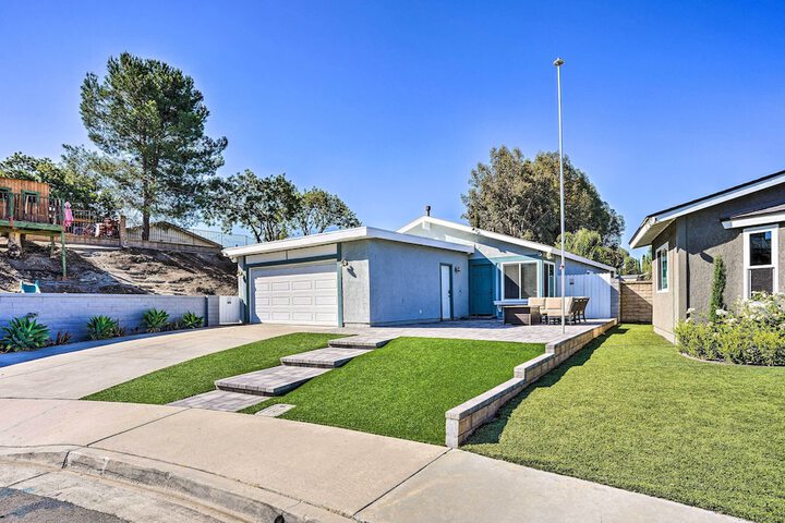Sunny Orange County Abode w / Fire Pit & Backyard!