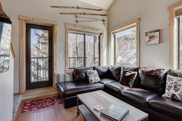 2759 Slopeside 1 Bedroom Condo by RedAwning